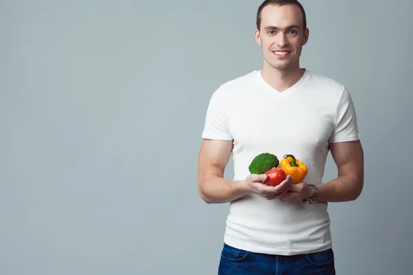 Concepto de comida cruda y viva. Retrato de joven feliz con verduras —  Fotos de Stock