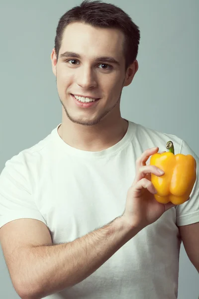 Conceito de comida viva e crua. Retrato de jovem com pimentão doce — Fotografia de Stock