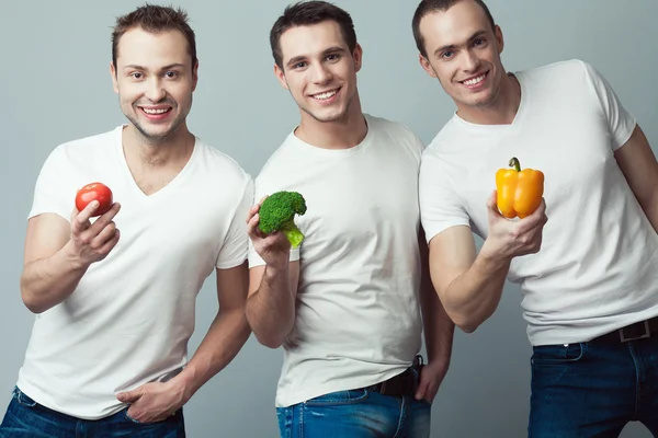 Cru, nourriture vivante, concept végétarien. Portrait de trois jeunes hommes heureux — Photo