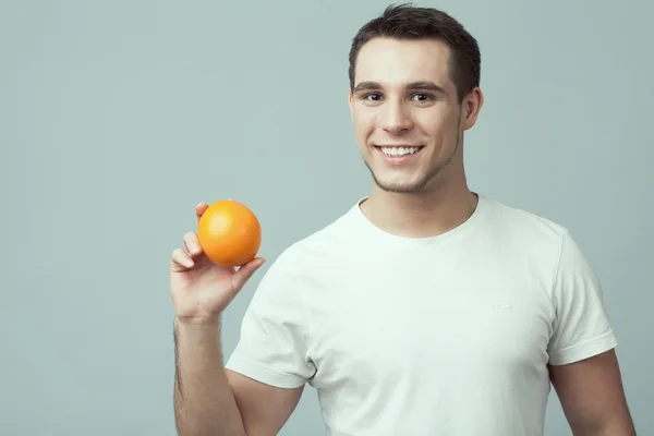 Conceito de comida viva e crua. Retrato de jovem feliz — Fotografia de Stock