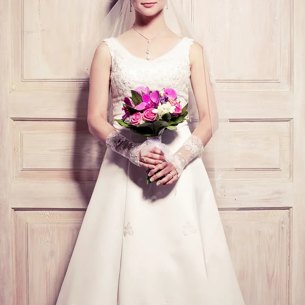 Velká událost, Svatební kytice koncept. Držení kytice nevěsty — Stock fotografie