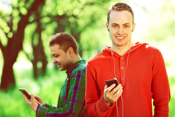 Gadget user concept. Portrait of two smiling friends using tablets — Stock Photo, Image