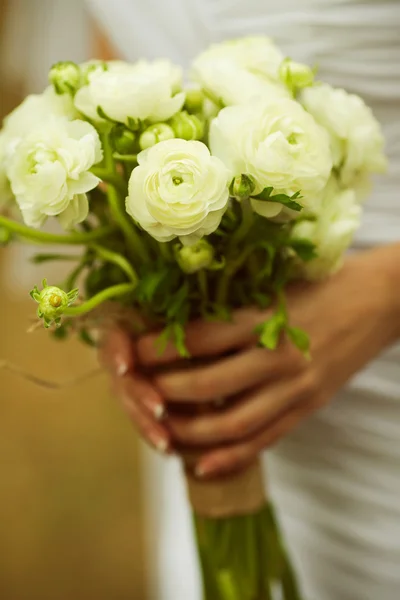 Vackra bröllop bukett i händerna på bruden. Land vintage syle — Stockfoto