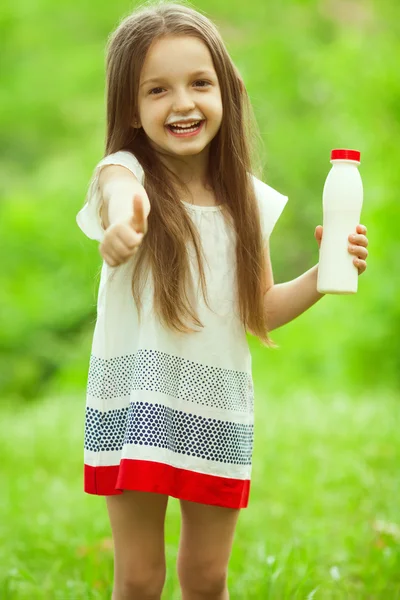 Concepto de productos lácteos. Bebé niña con pelo largo marrón celebración botella —  Fotos de Stock