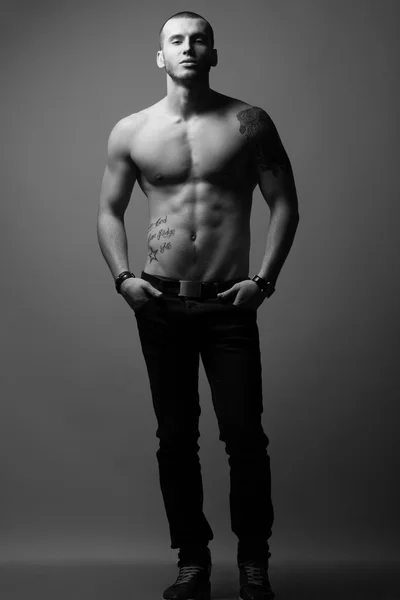 Musculação, conceito de escultura corporal. Modelo masculino com corpo perfeito — Fotografia de Stock