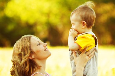 Mutlu aile, arkadaşlar sonsuza dek kavramı. Anne ve küçük oğlu gülümseyen