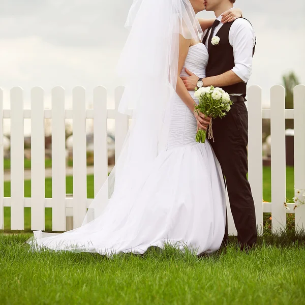 Glückliches Ehepaar beim Umarmen und Küssen. — Stockfoto