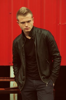 Şık zorba kavramı. Kısa saçlı acımasız genç adam portresi