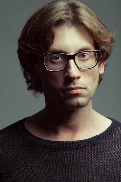 Conceito de óculos elegante. Retrato de homem bonito jovem vestindo óculos — Fotografia de Stock