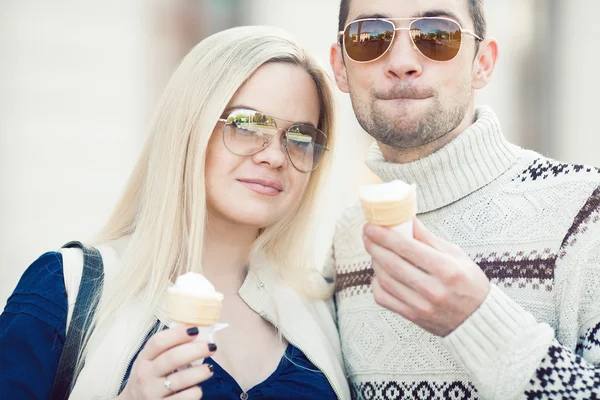 Feliz casal grávida na moda comer sorvete em roupas da moda — Fotografia de Stock