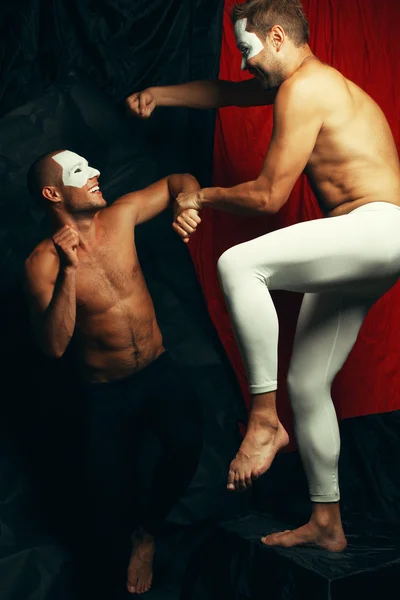 Concepto de circo raro. Dos musculosos artistas de mimo, payasos peleando — Foto de Stock