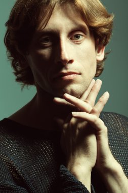 Erkek güzellik kavramı. Moda yakışıklı adam portresi