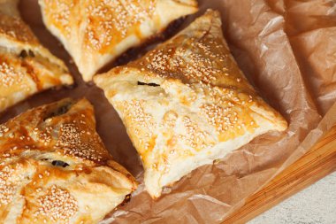 Vejetaryen yiyecekler kavramı. Susam tohumu ile pişmiş chaussons