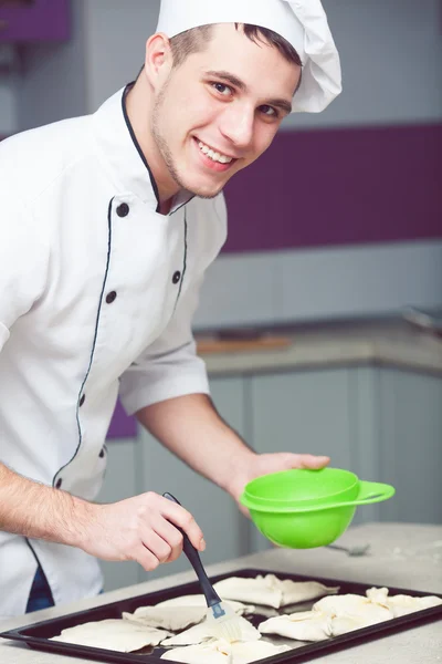 Concept de cuisine végétarienne. Portrait de beau sourire kitchener — Photo
