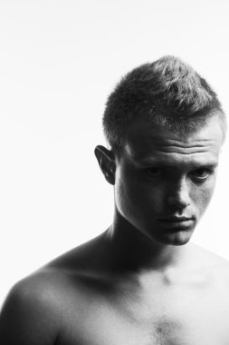 Gerçek doğal erkek güzellik kavramı. Yakışıklı bir adam portresi kapatın