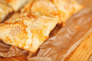 Vejetaryen yiyecekler kavramı. Susam tohumu ile pişmiş chaussons