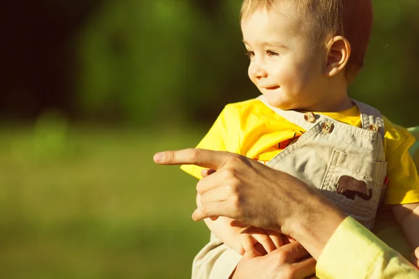 Nytt liv född koncept. Porträtt av söt baby pojke sitter på pappas hsnds — Stockfoto