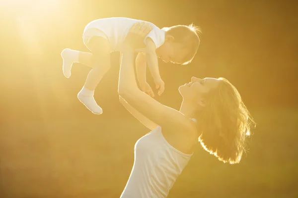 Feliz conceito de família. Retrato de mãe e filho pequeno — Fotografia de Stock