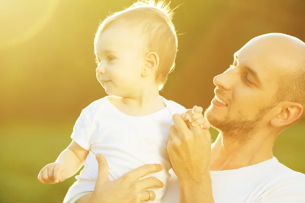 Gelukkig familie concept. Profiel portret van vader en zoon spelen — Stockfoto