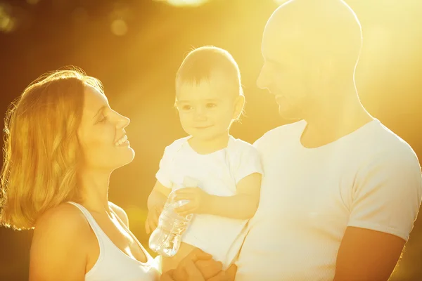 Friskt vatten koncept. Lyckliga familjen ha roligt. Baby pojke med Hej — Stockfoto