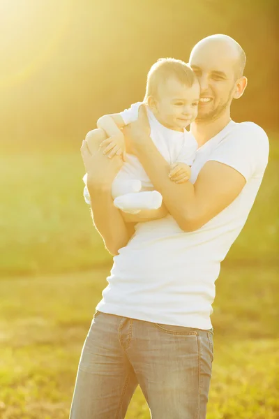 Feliz conceito de família. Retrato de brincar de pai e filho pequeno — Fotografia de Stock