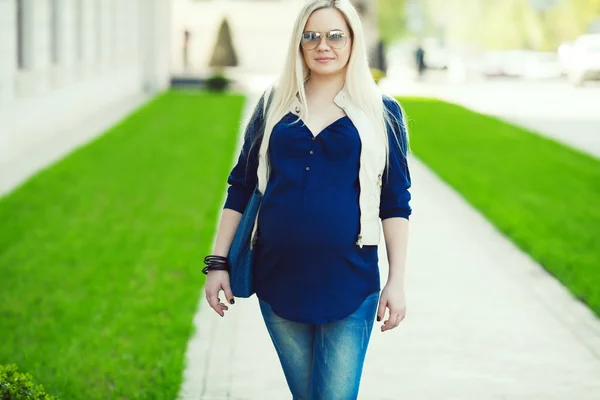 Стильная концепция беременности. Портрет модной мамочки — стоковое фото
