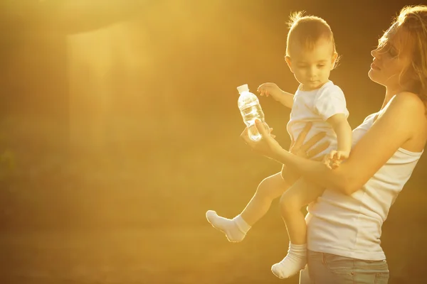Щаслива сімейна концепція. Грати мати і маленький син в білому одязі — стокове фото