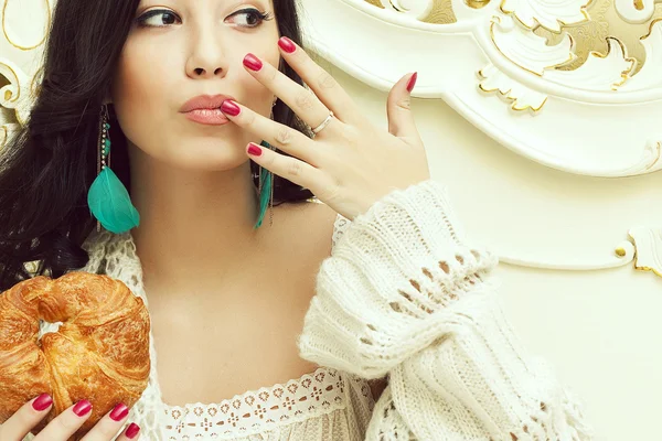 フランスのパン屋のコンセプト。食べる若い美しい女性の肖像画 — ストック写真