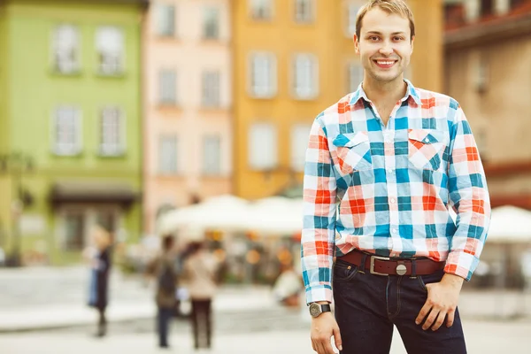 Enjoy tourism concept. Smiling young handsome man in trendy shirt — Stock Photo, Image