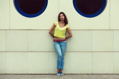 Ciddi hippi kız mavi Jeans yaz şehir.