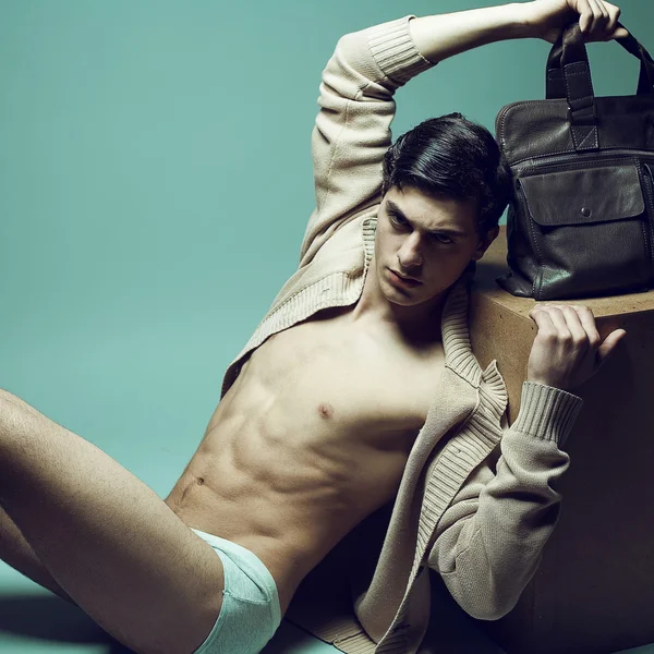 Koncepcja moda mężczyźni. Przystojny mięśni model mężczyzna w modnej bielizny — Zdjęcie stockowe