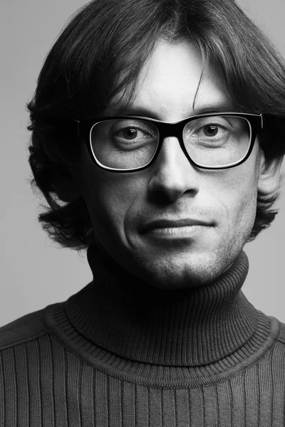 Profesor con estilo, concepto de profesor. Retrato de un joven sonriente con gafas — Foto de Stock