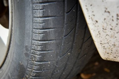 Eskimiş lastik lastik izi ve çizik, eski araba lastiği izi hasarlı, çizik, arabanın tekerleğinde aşınmış lastik izi.