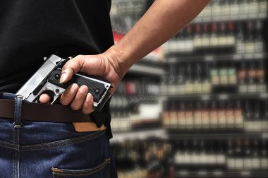 Adamın biri pantolonunun arka camına saklanmış bir silah çekiyor. Mağaza geçmişi bulanık. Şehir suçu toplumsal bir mesele.