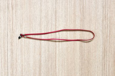 Deri kırmızı gözlük. Ahşap bir arka planda gözlük için aksesuar.