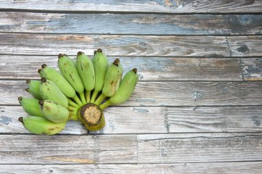 İğrenç ahşap masada ekilmiş çiğ muz ve muz çiçeği manzarası