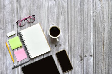 Hayat, iş yeri veya ofis destekli konsept, kahve fincanı tableti ve eski kahverengi ahşap arkaplan üzerine boş sayfaları olan teçhizatlı açık defter görüntüsü, metin eklemek için