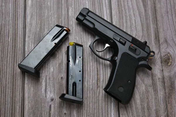 Stilleben Med Svart Pistol Med Patron Magasin Och Dummy Kula — Stockfoto