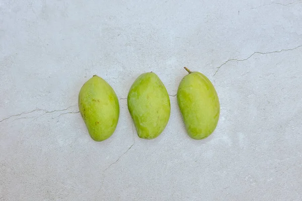 Kirli Çimento Zemin Zemininde Yeşil Mango Ekşi Ekşi Yüksek Vitaminli Stok Resim