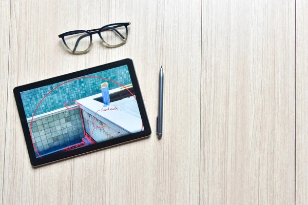 Ahşap Masadaki Dijital Kalemlerle Mimari Çizim Detaylarını Gösteren Bir Tablet Telifsiz Stok Fotoğraflar