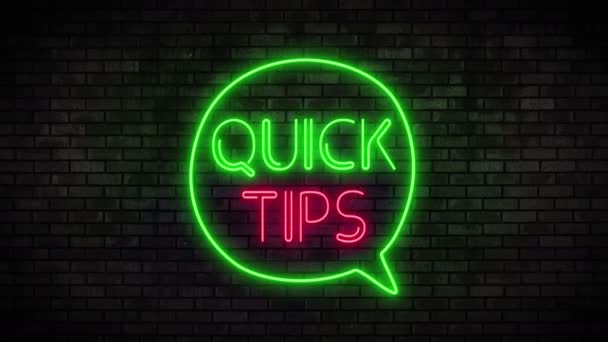 Neon Quick Tips och tal bubbla på tegelvägg — Stockvideo