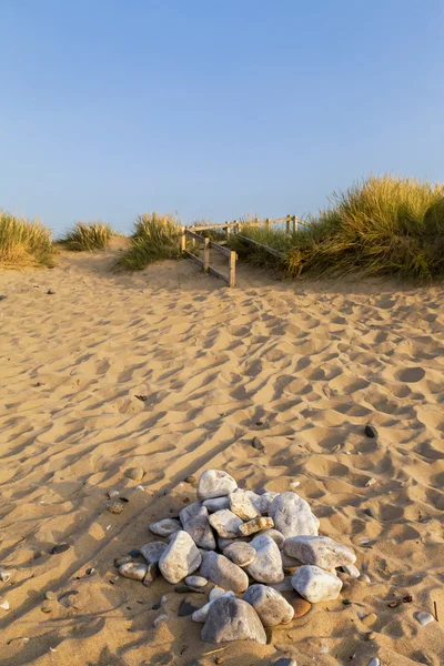 Malerischer Blick auf einen goldenen Sandstrand im Sommerabendlicht — Stockfoto