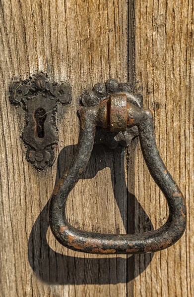 Viktorianska järn door knocker och nyckelhål på trä bakgrund — Stockfoto