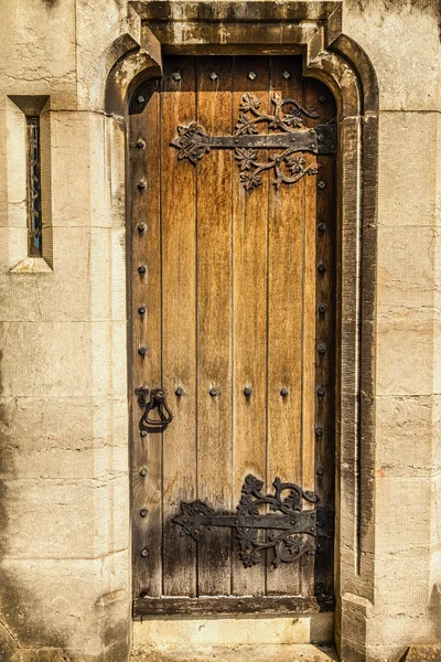 Viktorianische Kirchentür und aufgeschlitztes Fenster — Stockfoto