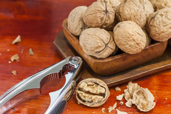 Nueces en cuenco de madera — Foto de Stock