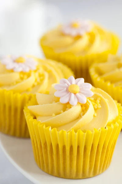 Citron muffins med fondant blomma dekoration — Stockfoto