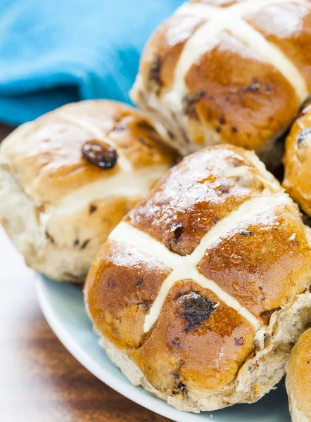 Hot cross Buns on a plate — Stock Photo, Image