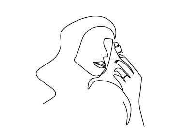 Makyaj yapan güzel bir genç kadın. Mükemmel ciltli ve kıvırcık saçlı güzel bir kızın aralıksız çizimleri makyajını tazeliyor. Kozmetik, güzellik ve makyaj konsepti