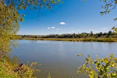 Nehir manzarası gökyüzü ve bulutlar. Doğanın manzarası.