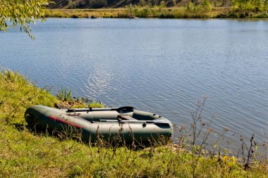 Kıyıya yakın şişme teknenin yalnız görünüşü.